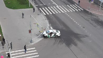 Фото - Такси влетело в забор на перекрестке Парфёновской и Альбуминной, есть пострадавший
