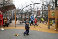 Фото - По инициативе петербуржцев в саду Серебряный Пруд построили инклюзивные детские площадки